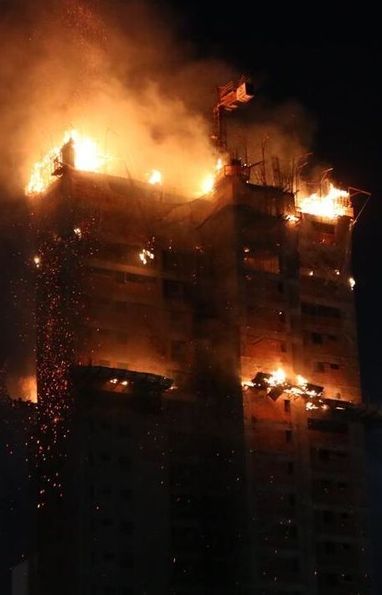 Prédio atingido por incêndio, no Recife, não corre risco de colapsar, afirma construtora (Paullo Allmeida/Via Folha de Pernambuco - 28.03.2024)